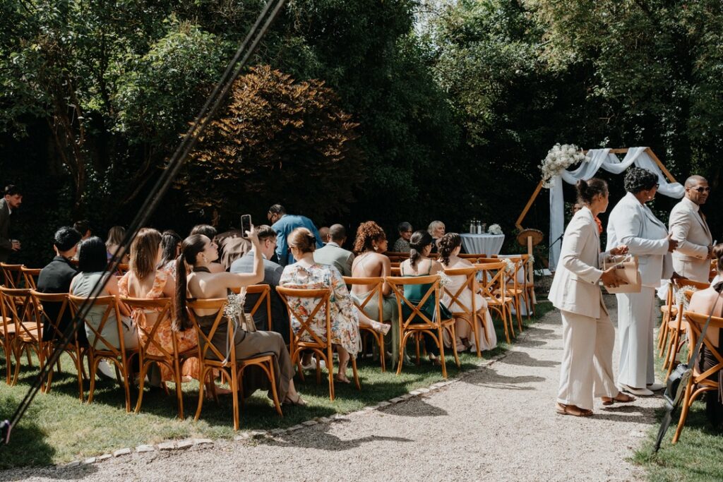 Weddingplanerin Mia Weydert beim Blütenblätter austeilen
