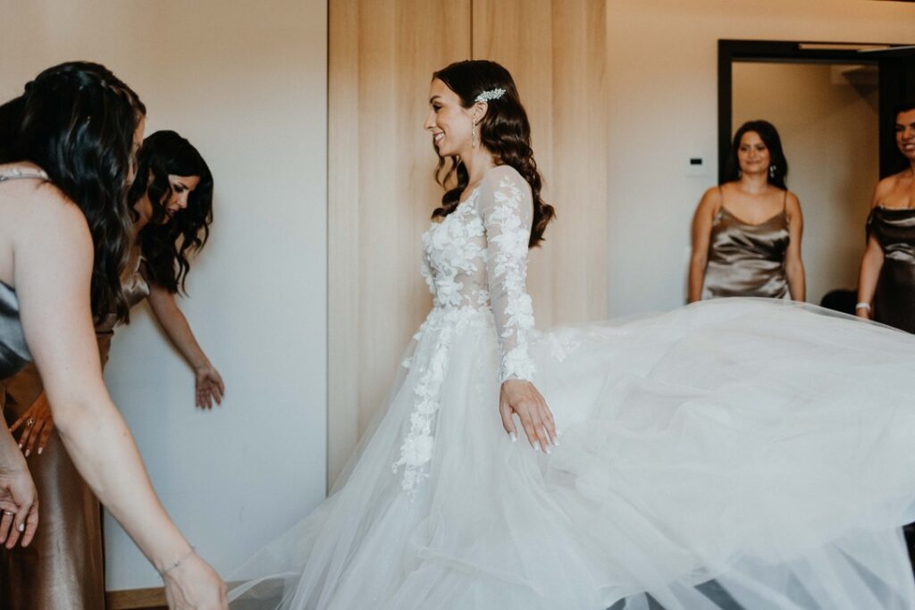 Kleid richtig legen durch die Bridemaids - Hochzeit in Luxemburg