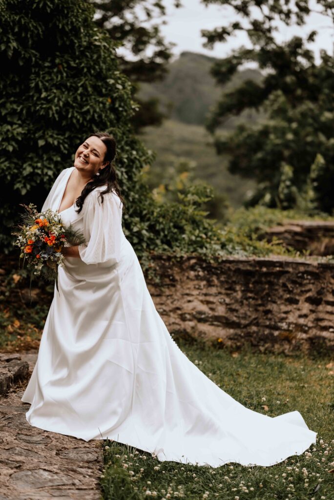 Lächelnde Braut mit Brautstrauß