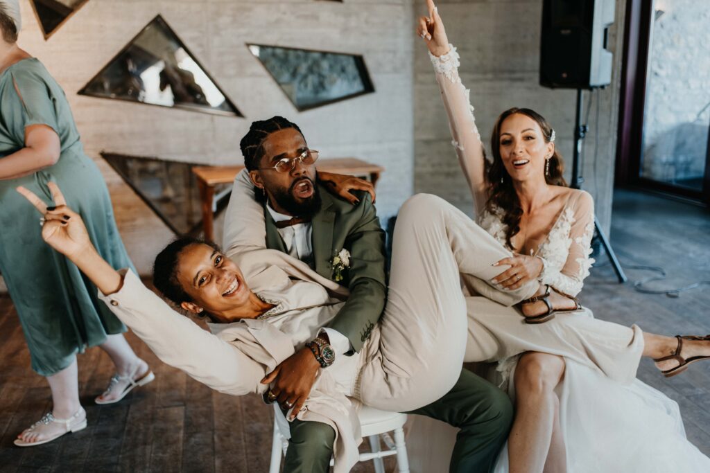 Hochzeitsfoto mit dem Paar und der Hochzeitsplanerin Mia Weydert mal anders